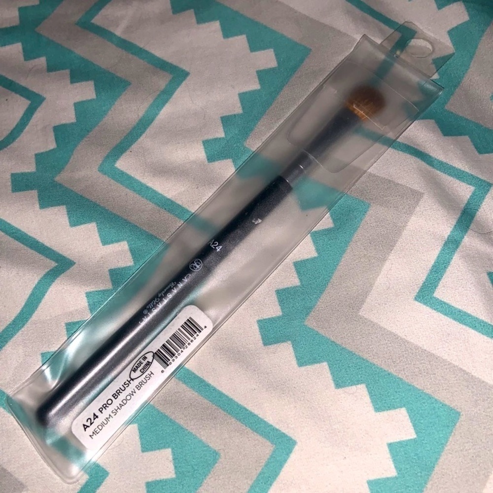 Abh medium shade brush